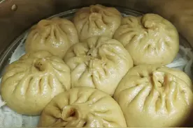 今天蒸的包子和花卷，感觉有点碱大了——黄图片