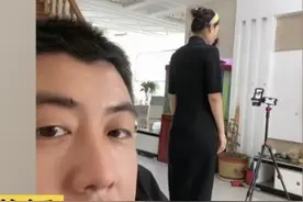 山东男子偷偷记录妻子跳蛇舞，动作僵硬逗乐网友：吓我一跳图片