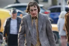 《小丑2》曝光全新照片：小丑卸妆现身，刚从法院逃脱图片