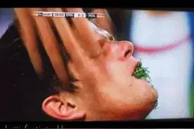 爆笑！球场搞笑瞬间来了，笑到肚子疼图片