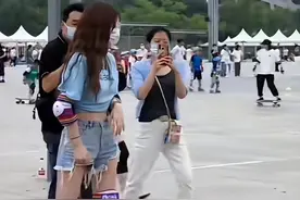 40岁李小璐人气高，玩滑板引路人追着拍，被赞白瘦美争相合影图片