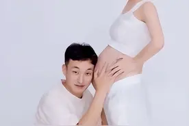 女子怀孕独自产检，在医院偶遇民警丈夫，秒懂……图片