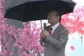 悲哀啊！76岁歌唱家蒋大为冒雨商演，肩膀淋湿观众却寥寥无几图片