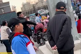 山东96岁太爷爷替50岁孙子接儿子，重孙调皮躲身后，画面太温馨图片