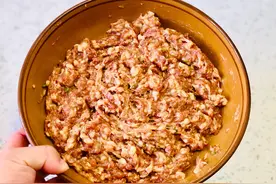 拌肉馅时，先放盐还是先打水？很多人没搞清楚，难怪肉柴不入味儿图片