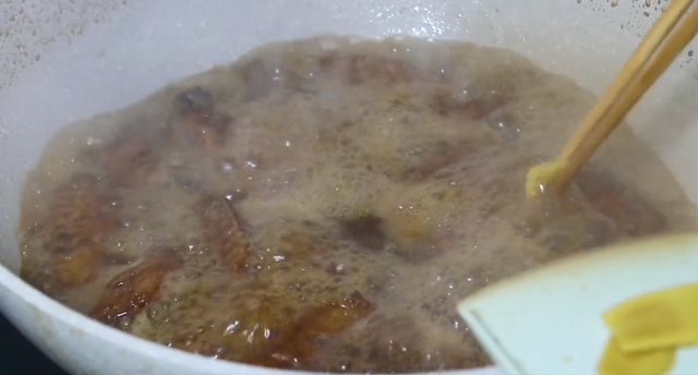 可乐鸡翅看似简单，其实也有诀窍，教你正宗的做法，味道不输饭店