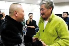 郭德纲为何10年不敢在东北开商演？庆功宴被掀桌子，被人拿刀威胁图片