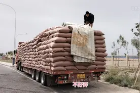 这对卡车司机夫妇笑中带泪的生活背后，是中国千万卡友的真实人生图片