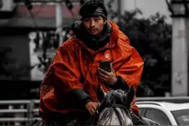 小伙骑马从新疆返重庆半年行八千余里：最怕过年被说没带对象却带匹马回家，以后找的对象也得接受它图片