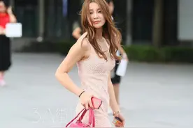 穿搭美图｜街拍米色铆钉高跟鞋搭配粉色连衣裙的高雅气质小姐姐图片