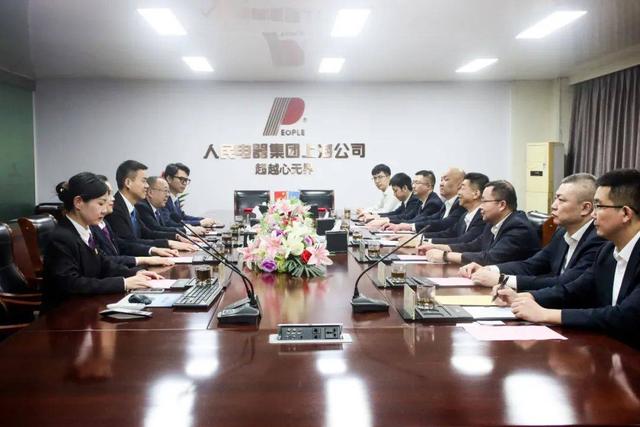 乌鲁木齐城投党委书记、董事长宋金刚到访人民电器上海公司考察