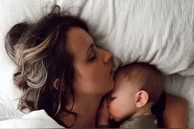 “千万别奶睡，以后很难戒”，宝宝为啥喜欢奶睡，真有这么可怕？图片