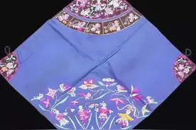 美女带“肚兜”鉴宝，专家鉴定后很兴奋，问道：你是不是穿过？图片