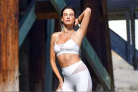 谁说超模AA是五五分身材？穿露腰健身装在海边好欢乐，腹肌真美啊图片