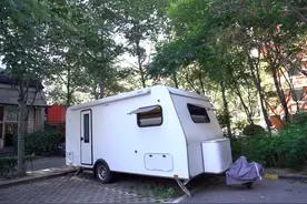 北漂10年有“房”了！80后小伙买房车住国贸，上下班只需要10秒图片