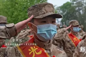 一位坐着轮椅，穿着旧军装的老人，送孙女当兵图片