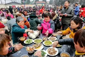 我从领导岗位退休后，参加外甥婚宴，以为会坐上席，发现我想多了图片