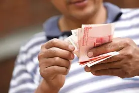 村干部工资有多少？村支书一年可拿28万，为何这样高？图片