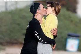 超模AA和亚裔男友沙滩吻太甜啦！被男友考拉抱还亲吻，偶像剧一样图片