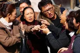 我照顾父母姐姐远嫁，老房子拆迁姐姐要分80万，父母同意后又后悔图片