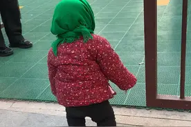 江苏一萌娃去接姐姐放学，一身打扮让人笑哭：还以为奶奶来接孙女图片