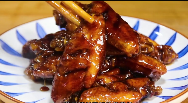 可乐鸡翅看似简单，其实也有诀窍，教你正宗的做法，味道不输饭店