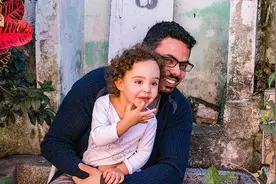 13 岁的女儿第一次来月经。作为爸爸，你该怎么办？图片