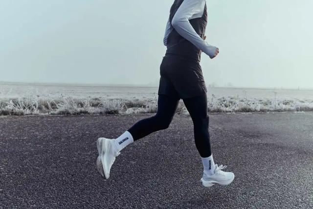 冬天跑步的年轻人，在城市冒险中重新定义自己