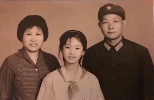 央视名主持鞠萍：难忘催泪的父爱母爱，在再婚中感受幸福