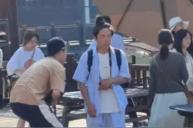 乌镇偶遇网红垫底辣孩，本人热到直冒汗，路人视角颜值又翻车图片