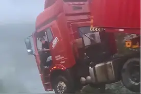 厦蓉高速塌桥悬空司机被救后发声：感谢给我二次生命，将前往榕江救灾 ！图片