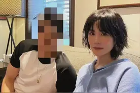 53岁王菲曝近况！面色红润皮肤紧致嫩出水，与男子并肩合影显亲密图片