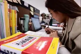 同样是铁饭碗，正科级公务员和副高级教师，薪资待遇哪个更高？图片