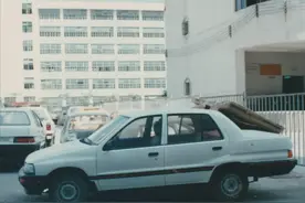 80年代国产汽车，车身全塑料打造，曾是吉利董事长座驾，名叫中华图片