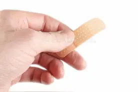 良性竞争，两张不一样的创可贴图片