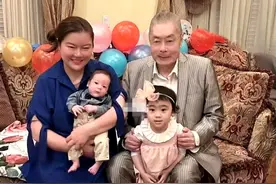 84岁刘诗昆晒全家福，3岁女儿和3个月儿子颜值高，夫妻俩一脸幸福图片