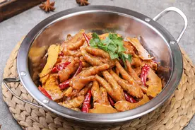 年夜饭必备！教你色香味俱佳的鸡爪鸡翅煲，解馋过瘾超下饭图片