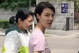 43岁车晓近照罕曝光，鼻孔朝天被指似猪鼻，曾被成龙做媒嫁给富商图片