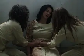 6名孕妇惨遭开膛破肚，孩子被偷，人贩将婴儿锁进铁笼中，电影图片