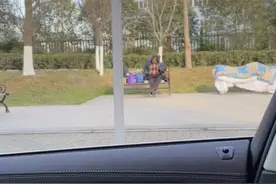 西安：街边流浪女没有口罩，女子扔了一包口罩给她，却遭网友质疑图片