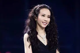 “长腿女神”莫文蔚：曾导致周星驰朱茵分手，如今成三个孩子继母图片