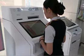 强化信息系统建设，加快对现有系统和设备整合升级，提升银行服务图片