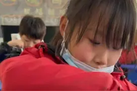 河北顺平县小女孩带食堂排骨回家给妈妈，网友：懂事得让人心疼图片