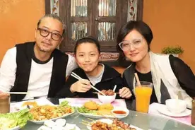 张延一家三口同框，大5岁老公满头白发，17岁女儿和她共用一张脸图片