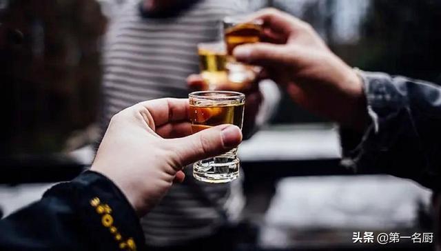 喝酒规矩基本礼仪（敬酒有什么讲究酒桌上应该先敬谁行家这3点建议您了解）