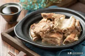 煮猪肉炖排骨，记住“1泡1放3不放”，肉香汤鲜味道好，还不腥图片