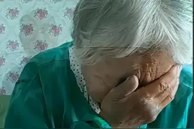 00年凑7万送女儿留学，被断联17年后，临死才知女儿是德国教授！图片