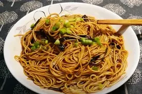 这才是葱油拌面的正确做法，简单一拌，爽滑入口，小白也能搞定图片