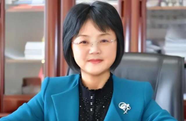 59岁宛如20岁少女的袁华厅长落马，十年厅长无人问一朝落马天下知
