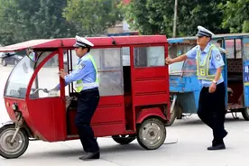 电动三轮、四轮上路有门槛，年龄、费用都明确了，车主必看图片